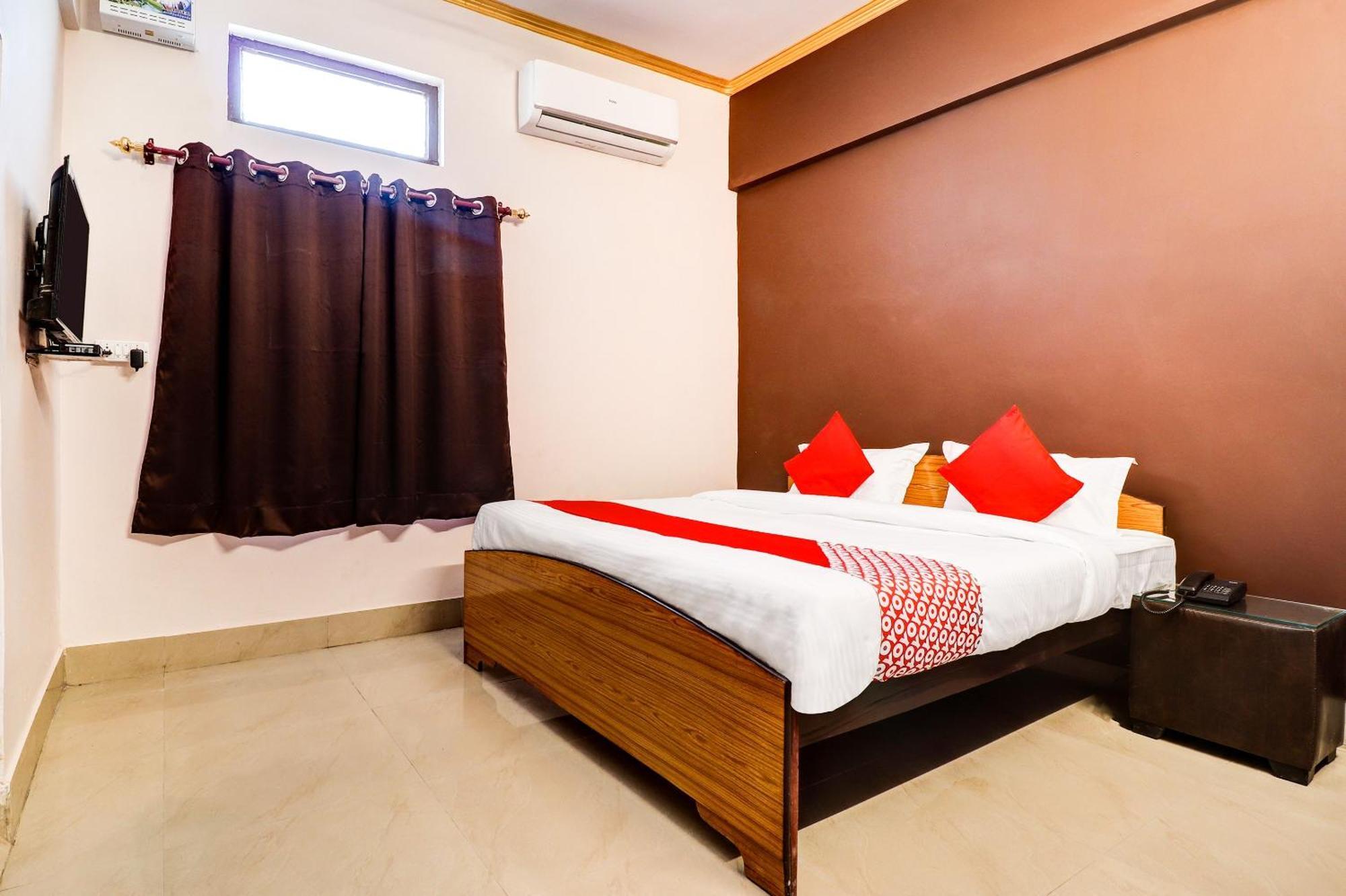 Hotel O Star City Hotel Ayodhya Buitenkant foto